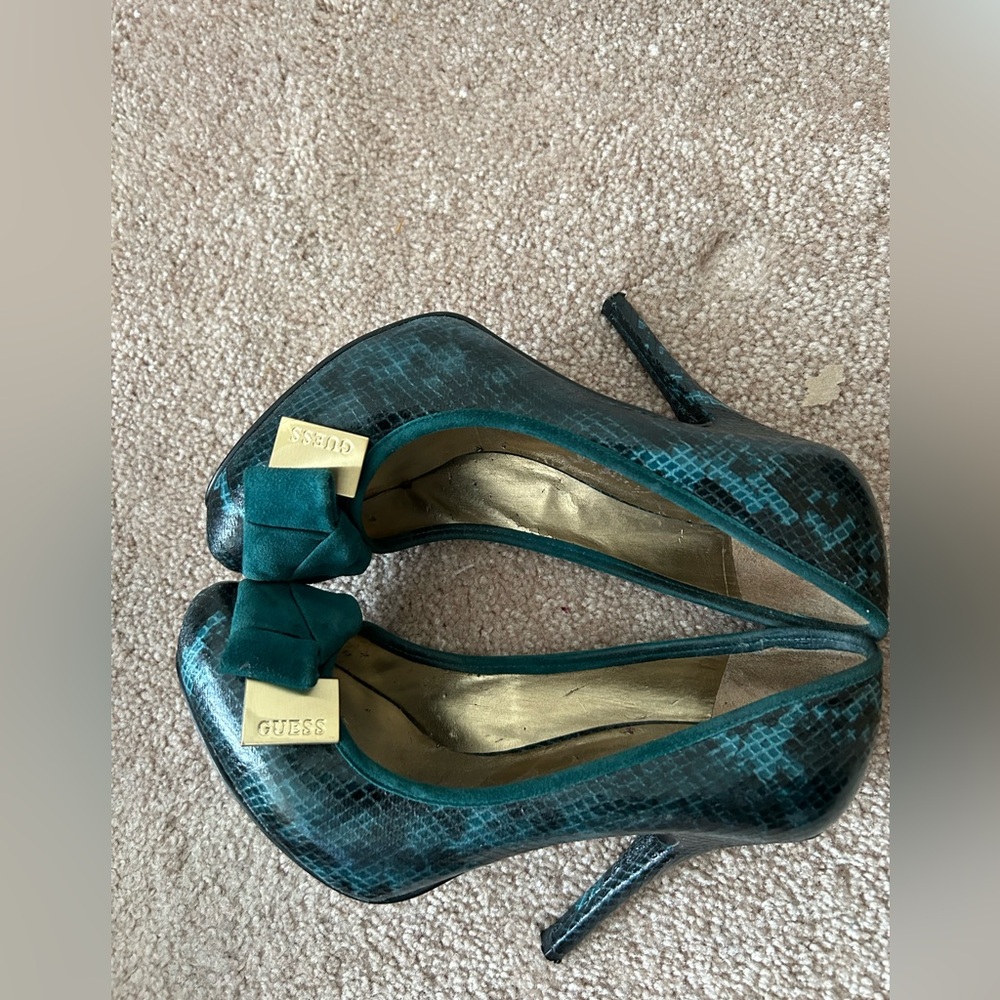 GUESS Turquoise Snake Pattern Heels - Picture 1 of 3